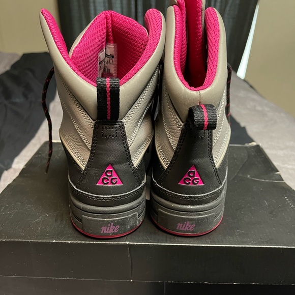 Nike boots - Picture 3 of 3